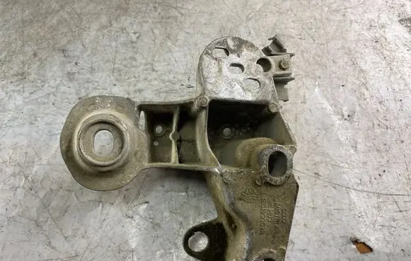 Volkswagen PASSAT B5 Engine mounting bracket 4b0199352b