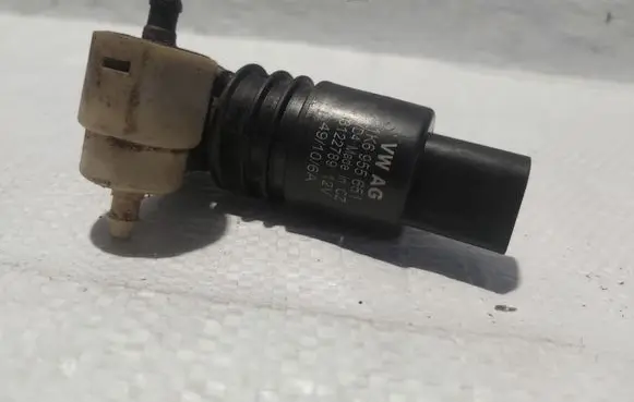 Volkswagen PASSAT B6 Windscreen/windshield washer pump 1K6955651