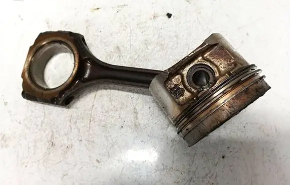 Volvo 440 Piston with connecting rod