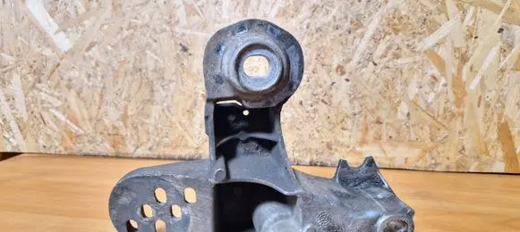 Volkswagen PASSAT B5.5 Engine mounting bracket 8e0199351