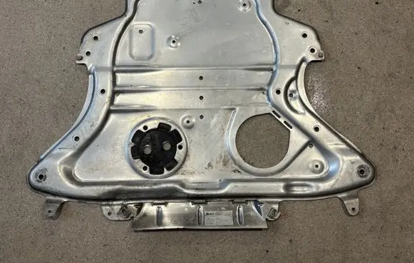 BMW M5 F90 Engine splash shield/under tray 6887546