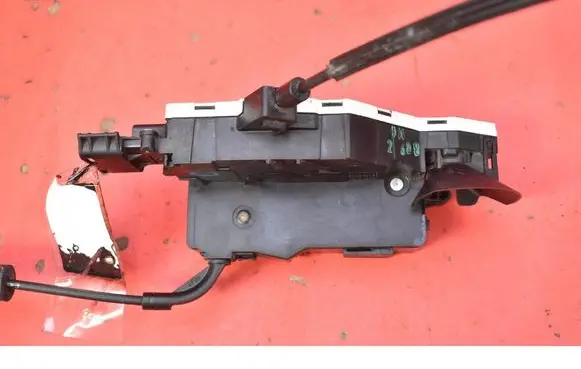 Peugeot 207 CC Front door lock 24090816