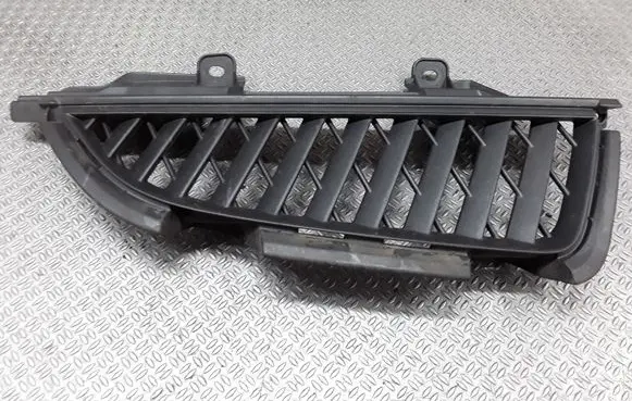 Mitsubishi Grandis Front bumper upper radiator grill MN145456