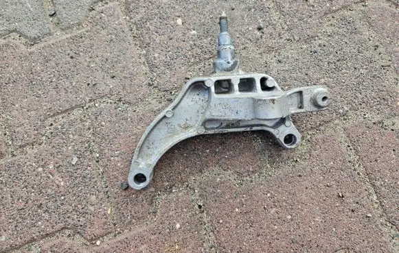 Engine mount vacuum valve
