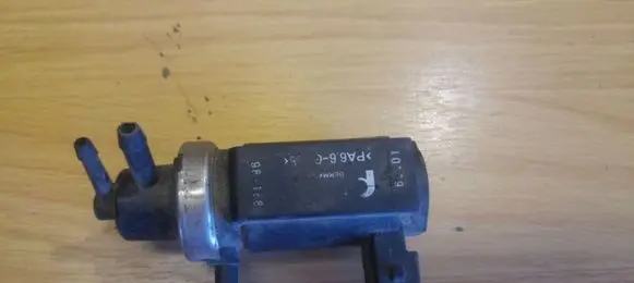 Volkswagen PASSAT B5 Turbo solenoid valve 8D0906627