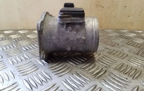 Volkswagen PASSAT B4 Mass air flow meter 037906461B AFH6010A
