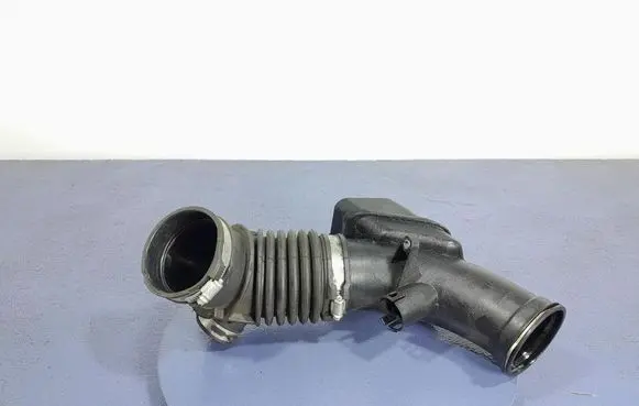BMW X3 E83 Air intake hose/pipe 8587573