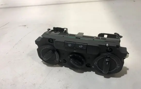 Volkswagen PASSAT B6 Climate control unit 3C2820045A