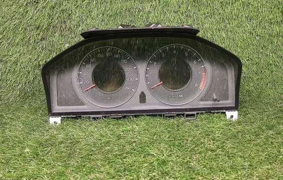 Volvo V70 Speedometer (instrument cluster)