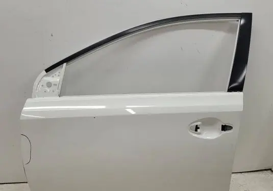 Toyota Auris E180 Front door 