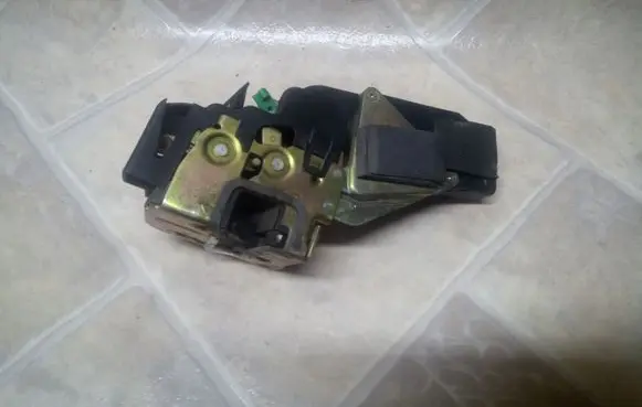Volvo S40, V40 Front door lock