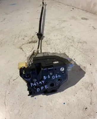 Volkswagen PASSAT B6 Front door lock 