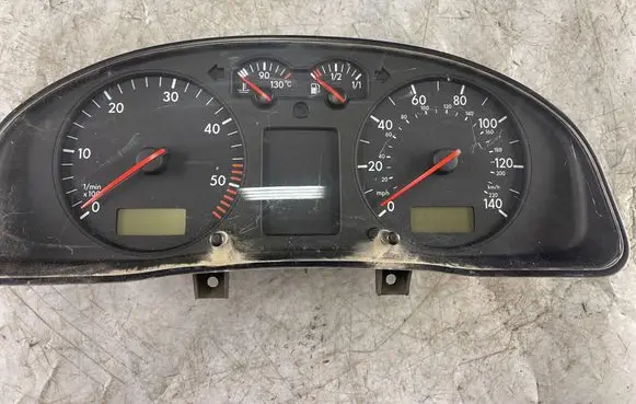 Volkswagen PASSAT B5 Speedometer (instrument cluster) 3b0919911