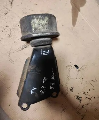 Volkswagen Transporter - Caravelle T4 Engine mounting bracket