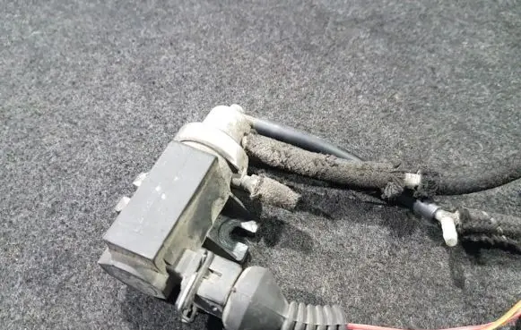Volkswagen PASSAT B5 Turbo solenoid valve 8d0906627