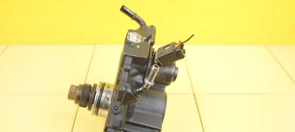 Mercedes-Benz E W212 Fuel injection high pressure pump A6510700701 651925