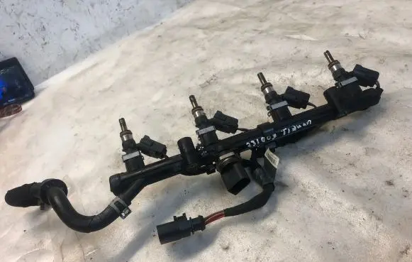 Volkswagen Tiguan Fuel injectors set 06k133681c