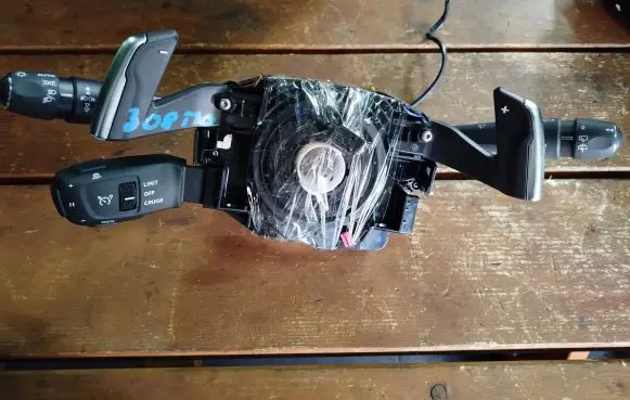 Peugeot 308 Wiper turn signal indicator stalk/switch 98369241ZD