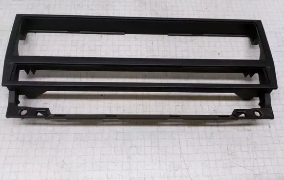 BMW 5 E39 Radio/GPS head unit trim 8247302
