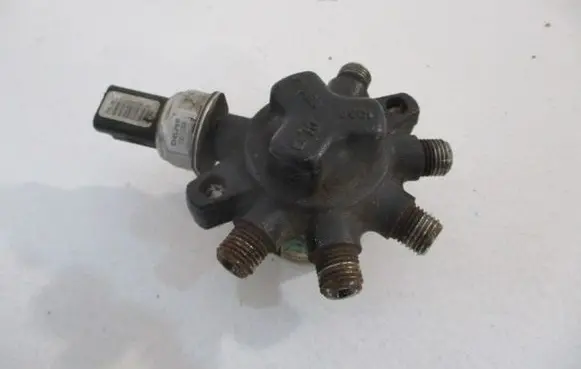 Renault Clio III Fuel main line pipe 