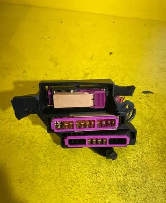 Audi A4 S4 B8 8K Relay mounting block RZ5R7P1K6