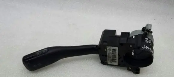 Volkswagen PASSAT B5.5 Indicator stalk 8L953513G