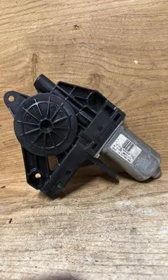 Volvo V70 Front door window regulator motor 966269102
