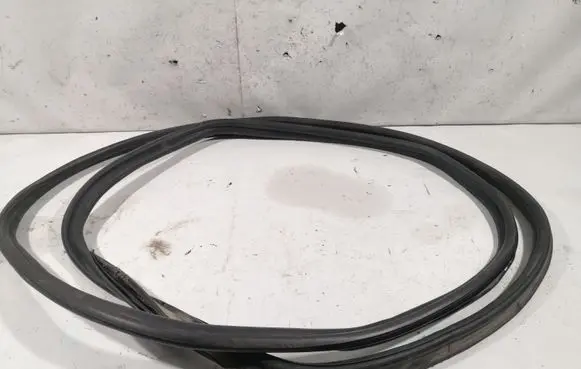 Volkswagen PASSAT B7 Loading door rubber seal (on body) 