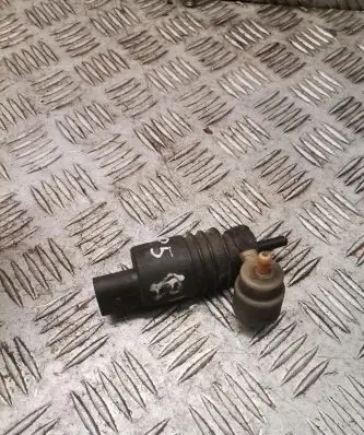 Volkswagen PASSAT B5 Windscreen/windshield washer pump