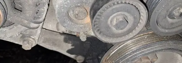 Opel Zafira B Generator/alternator belt tensioner 