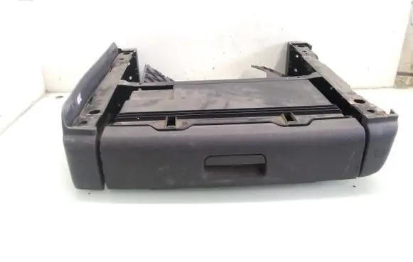 Volkswagen Touran I Front trunk storage compartment 