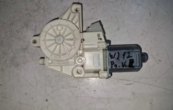 Mercedes-Benz E W212 Front door window regulator motor 0130822637