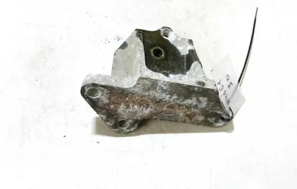 Nissan X-Trail T30 Engine mounting bracket