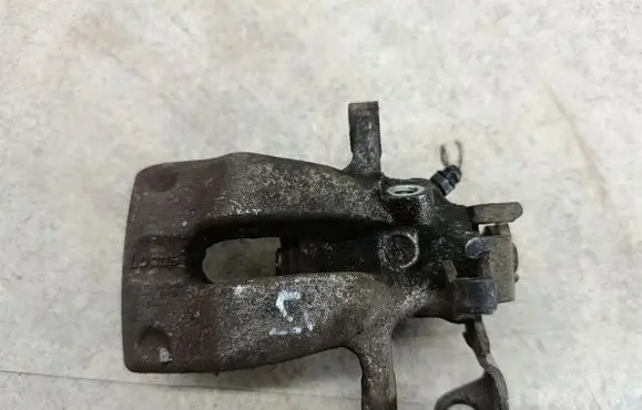 Opel Meriva B Rear brake caliper 