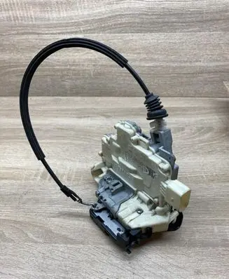 Volkswagen PASSAT B6 Front door lock 3C2837016A
