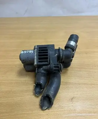 Mercedes-Benz E W210 Coolant heater control valve 0235451628 D5079