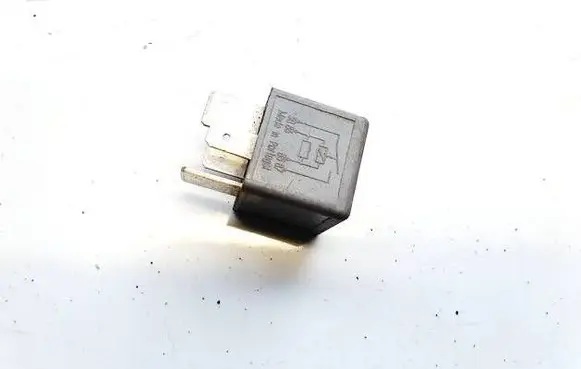 Volkswagen PASSAT B5.5 Other relay 8D0951253A v23134-j52-x300