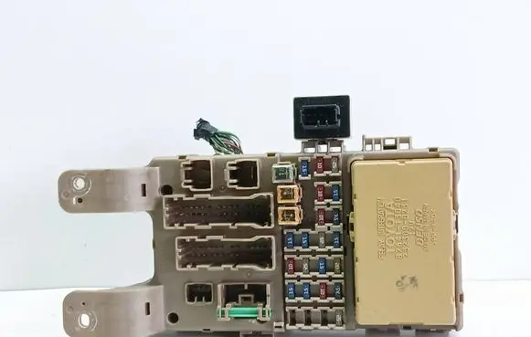 Toyota Corolla Verso E121 Fuse module 8264113040 2323000231