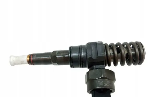 Volkswagen Golf IV Fuel injector 038130073J
