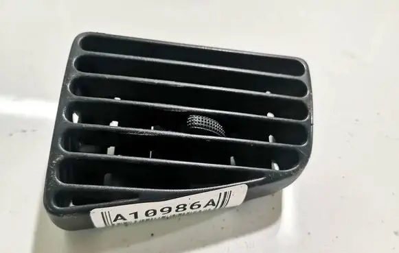 Volkswagen PASSAT B4 Dash center air vent grill 