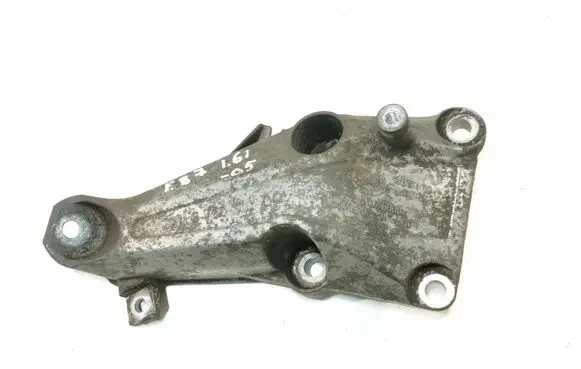 Engine mounting bracket