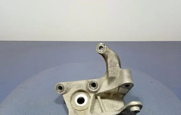 Engine mount vacuum valve