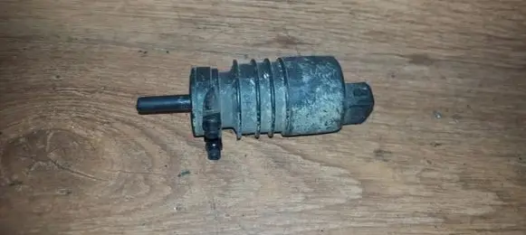 Volkswagen Golf III Windscreen/windshield washer pump