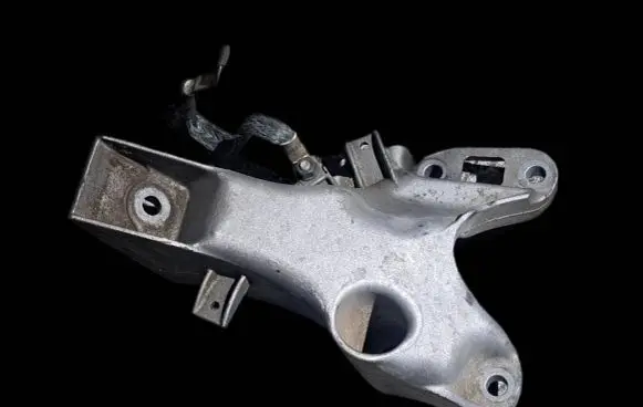 BMW X5 E70 Engine mounting bracket 6778331 24168110