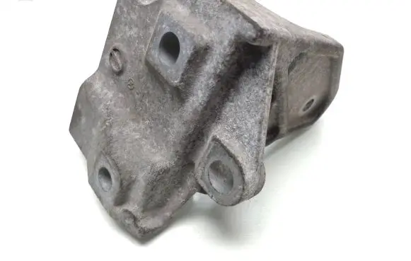Mitsubishi Lancer VIII Engine mounting bracket
