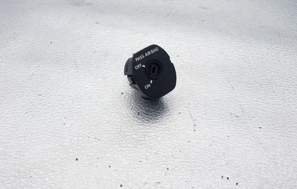Land Rover Discovery 3 - LR3 Passenger airbag on/off switch YWL500050PUJ