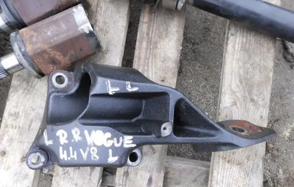 Land Rover Range Rover L322 Engine mounting bracket