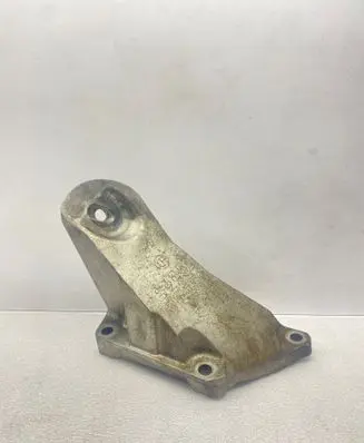 Engine mounting bracket