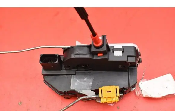 Opel Zafira C Front door lock 3023880