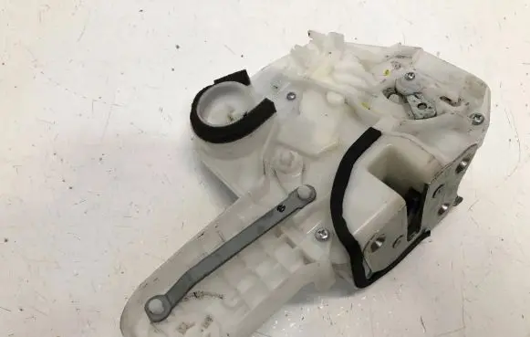 Mitsubishi Outlander Front door lock A047218